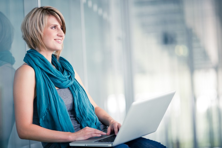 E-Learning Frau mit Notebook