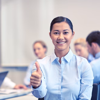 Teilnehmerin mit Daumen oben